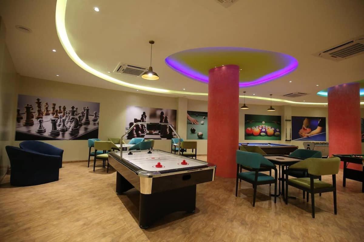 סוראט Rajhans Belliza Luxurious Studio Apartment מראה חיצוני תמונה