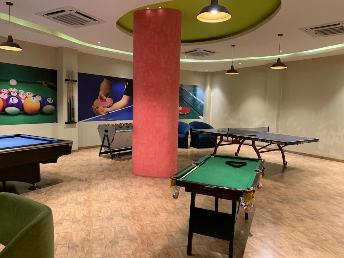 סוראט Rajhans Belliza Luxurious Studio Apartment מראה חיצוני תמונה
