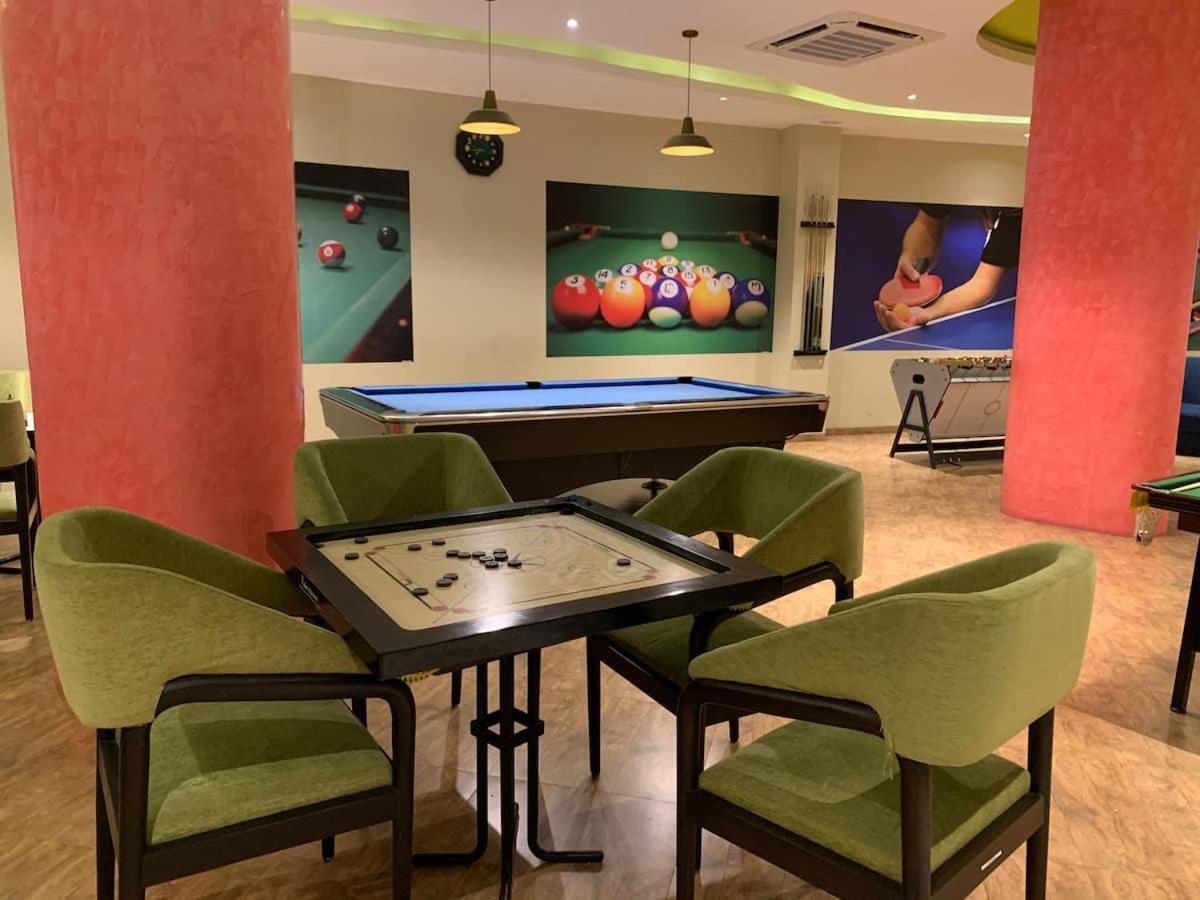 סוראט Rajhans Belliza Luxurious Studio Apartment מראה חיצוני תמונה